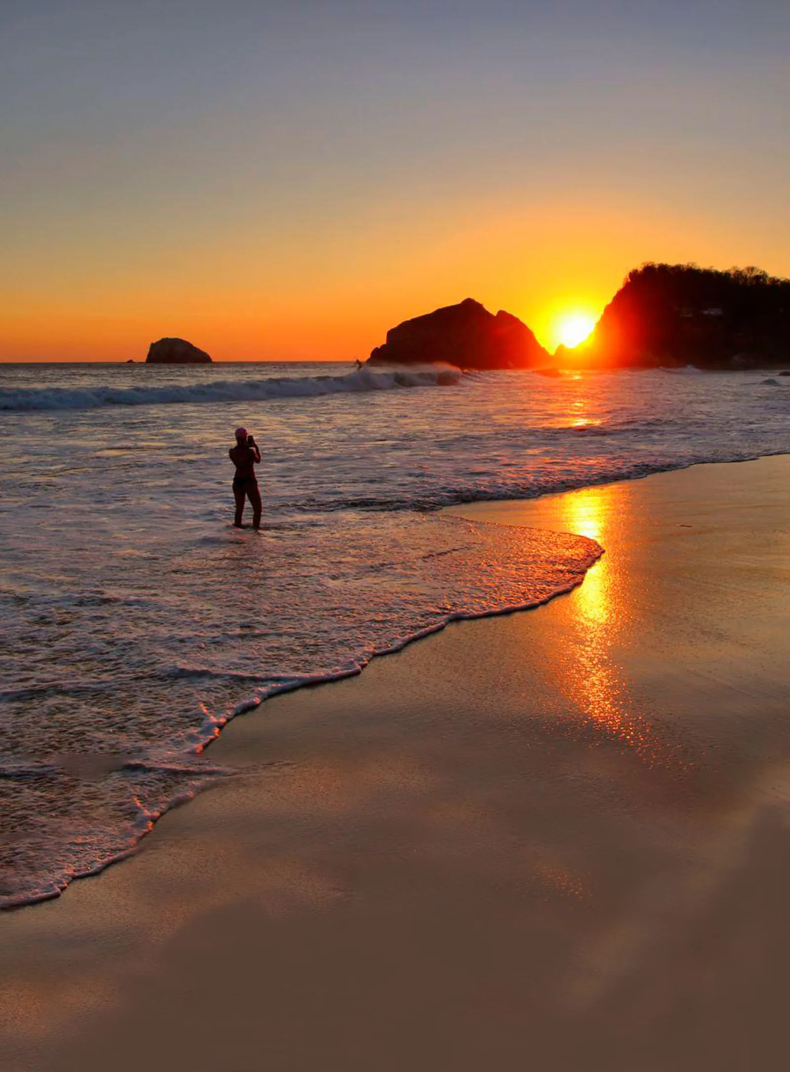 Silueta al atardecer en la playa de Zipolite, costa de Oaxaca