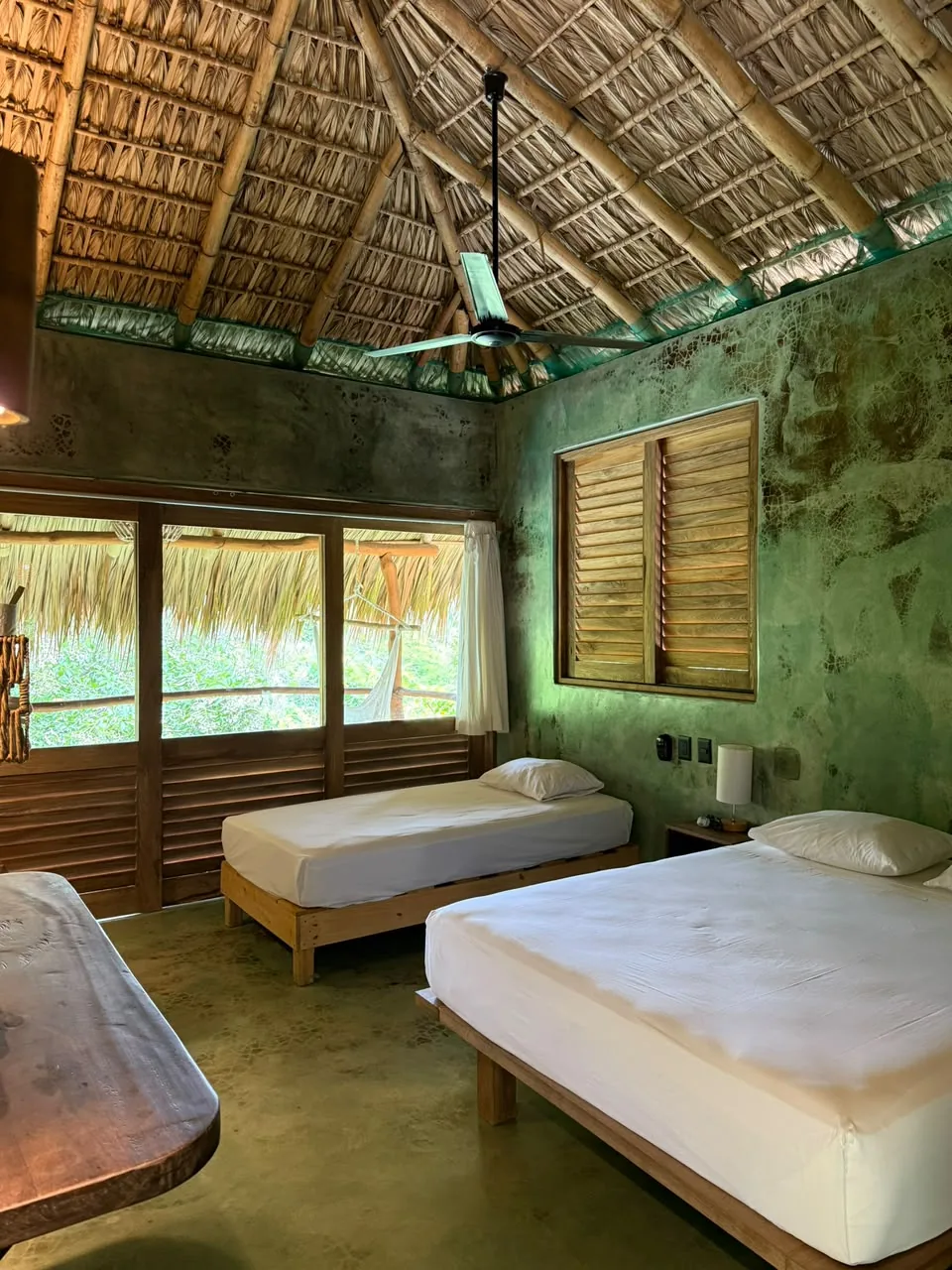 Habitación con palapa y dos camas en Cocos Hotel